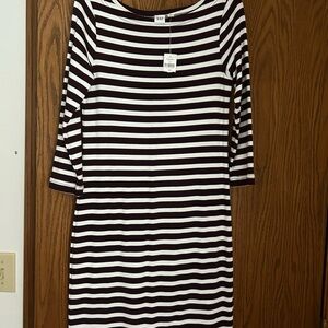 GAP Monochrome Striped 3/4 Sleeve Dress Burgandy/White in color